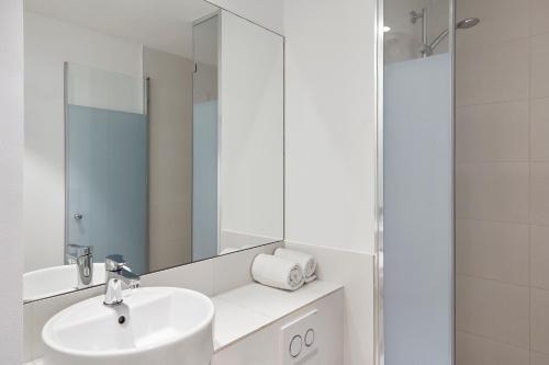 Habitación Triple Estándar del hotel Four Points Flex by Sheraton Madrid Atocha. Foto 1