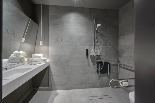 Habitación Doble adaptada para personas con movilidad reducida del hotel Zleep Madrid Airport