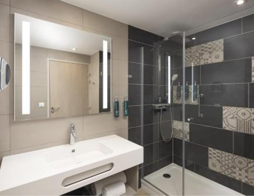 Habitación Doble Deluxe con sofá cama del hotel Hilton Garden Inn Paris La Villette. Foto 4