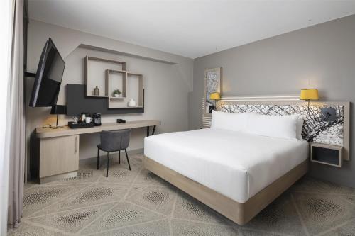 Habitación Deluxe con cama extragrande del hotel Hilton Garden Inn Paris La Villette