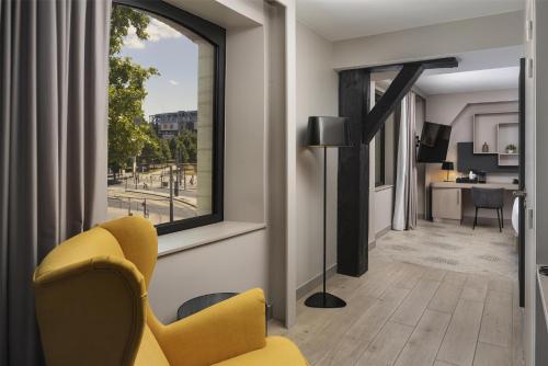 Habitación Deluxe con cama extragrande del hotel Hilton Garden Inn Paris La Villette. Foto 1