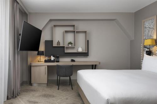 Habitación Deluxe con cama extragrande del hotel Hilton Garden Inn Paris La Villette. Foto 2
