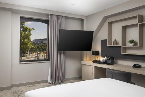 Habitación Deluxe con cama extragrande del hotel Hilton Garden Inn Paris La Villette. Foto 5