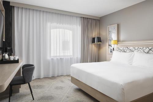 Habitación con cama extragrande. del hotel Hilton Garden Inn Paris La Villette. Foto 1
