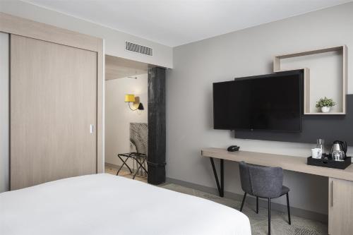 Habitación con cama extragrande. del hotel Hilton Garden Inn Paris La Villette. Foto 2