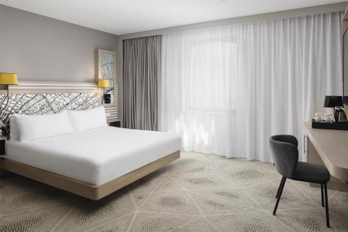 Habitación con cama extragrande - Adaptada para personas de movilidad reducida del hotel Hilton Garden Inn Paris La Villette. Foto 1