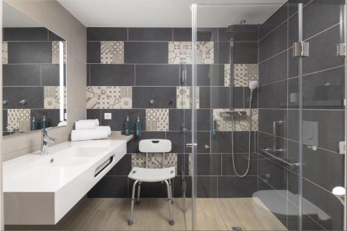 Habitación con cama extragrande - Adaptada para personas de movilidad reducida del hotel Hilton Garden Inn Paris La Villette. Foto 2