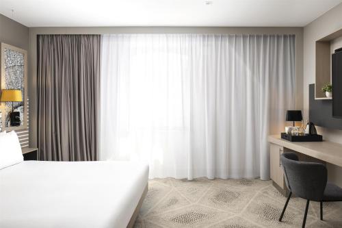 Habitación con cama extragrande - Adaptada para personas de movilidad reducida del hotel Hilton Garden Inn Paris La Villette. Foto 3