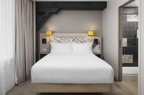 Habitación con cama grande del hotel Hilton Garden Inn Paris La Villette. Foto 1