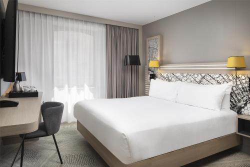 Habitación con cama grande del hotel Hilton Garden Inn Paris La Villette. Foto 2