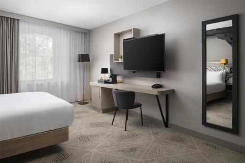 Habitación Doble Deluxe con sofá cama del hotel Hilton Garden Inn Paris La Villette. Foto 1