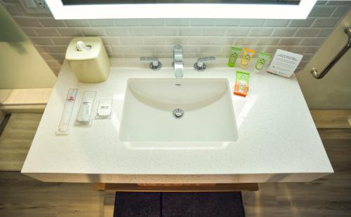 Habitación con 2 camas grandes - No fumadores del hotel Wyndham Garden North Bergen Near Secaucus. Foto 8