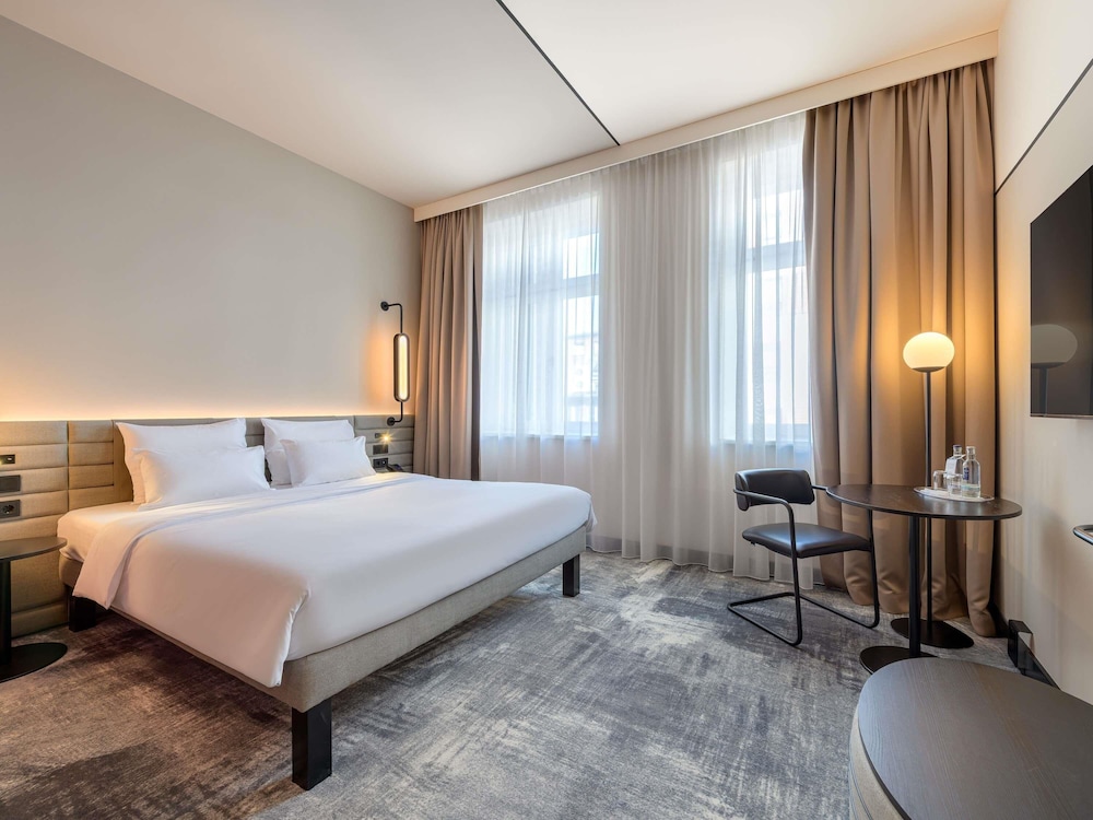 Habitación doble estándar con 1 cama doble del hotel Novotel Münster City. Foto 1