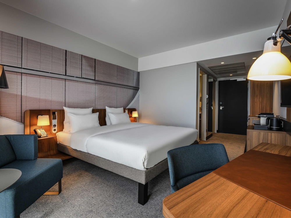 Habitación de categoría superior con 1 cama doble (180 x 210 cm) y sofá cama del hotel Novotel Regensburg Zentrum