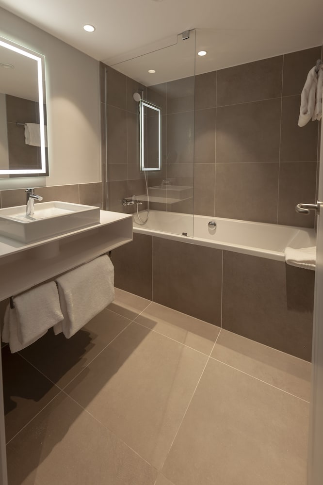 Habitación de categoría superior con 1 cama doble (180 x 210 cm) y sofá cama del hotel Novotel Regensburg Zentrum. Foto 6
