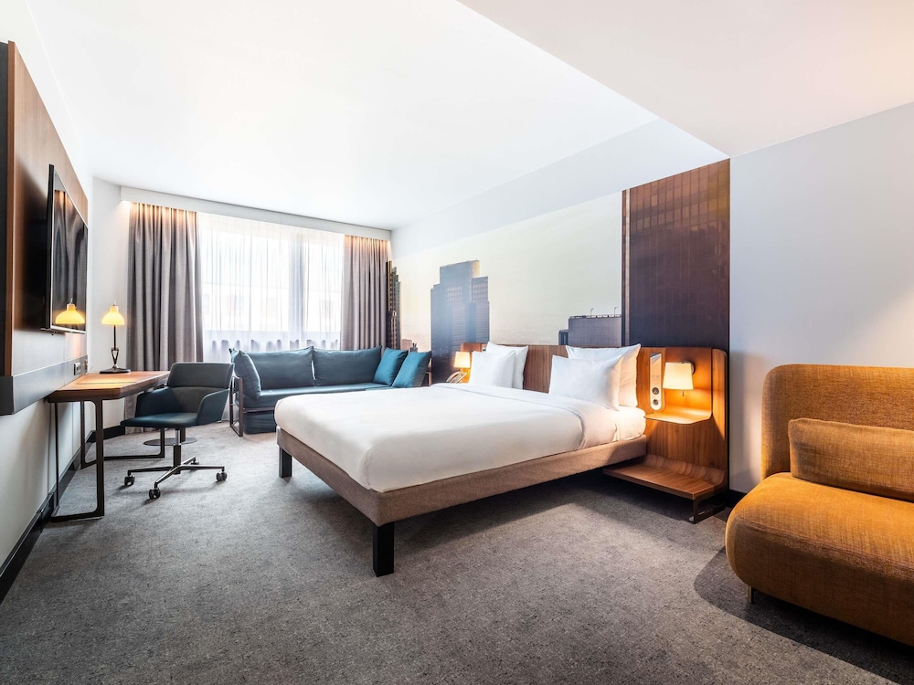 Habitación Executive con 1 cama doble (180 x 210 cm), sofá cama y una cama supletoria del hotel Novotel Regensburg Zentrum. Foto 4