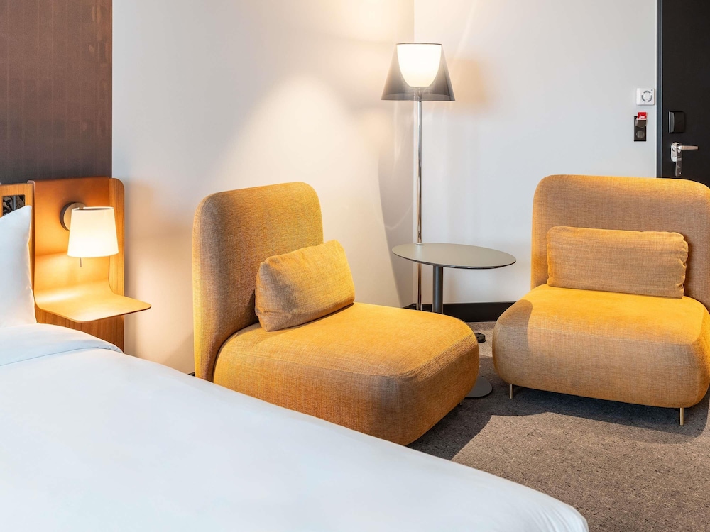 Habitación Executive con 1 cama doble (180 x 210 cm), sofá cama y una cama supletoria del hotel Novotel Regensburg Zentrum. Foto 7