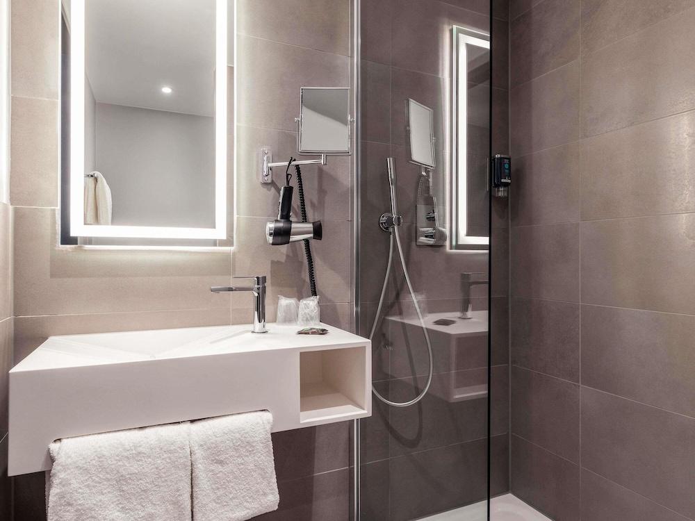 Habitación estándar con 1 cama doble de 180 x 210 cm del hotel Novotel Duesseldorf Airport. Foto 5