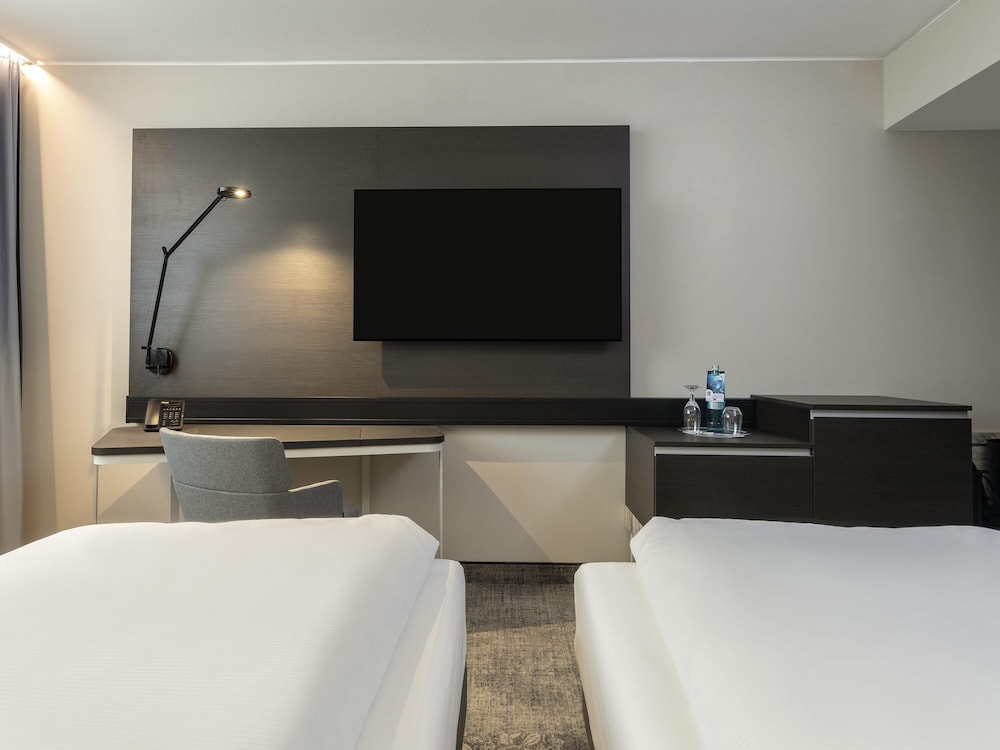 Habitación estándar con 2 camas individuales de 100 x 210 cm del hotel Novotel Duesseldorf Airport. Foto 1