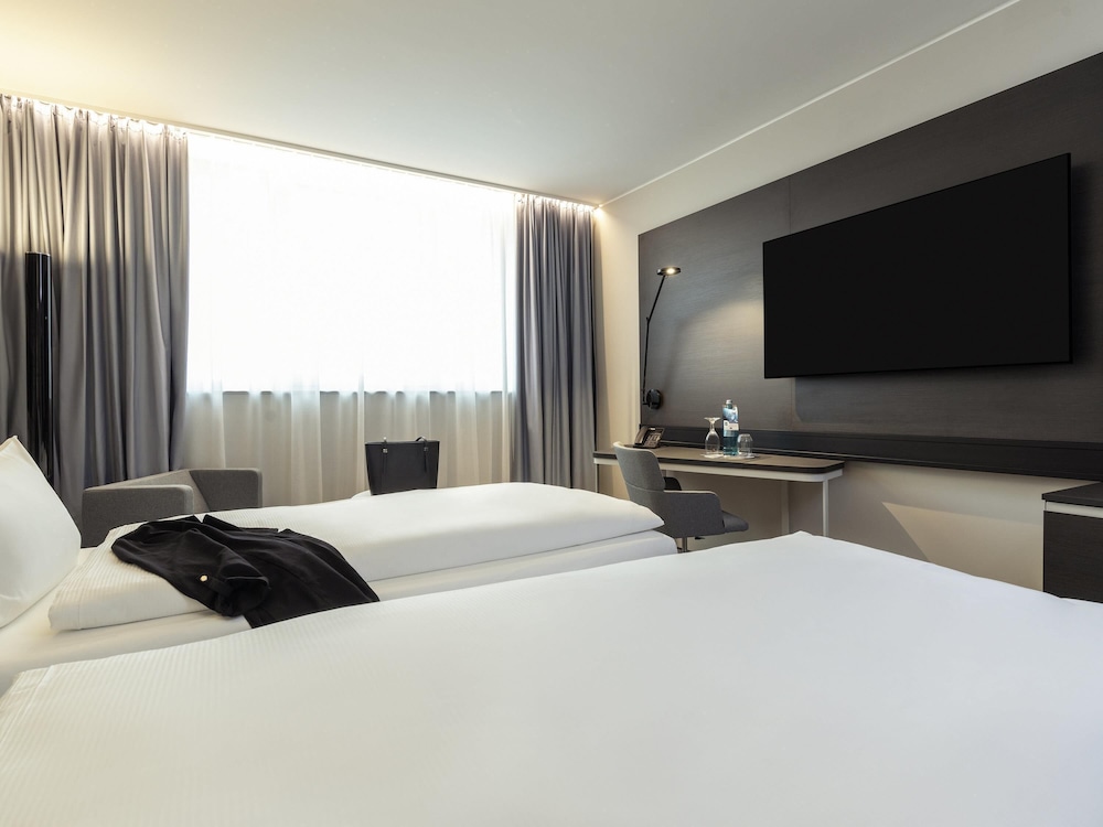 Habitación estándar con 2 camas individuales de 100 x 210 cm del hotel Novotel Duesseldorf Airport. Foto 5