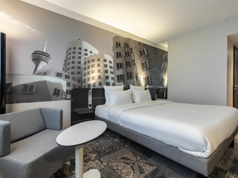 Habitación familiar con 1 cama doble de 180 x 210 cm y sofá del hotel Novotel Duesseldorf Airport