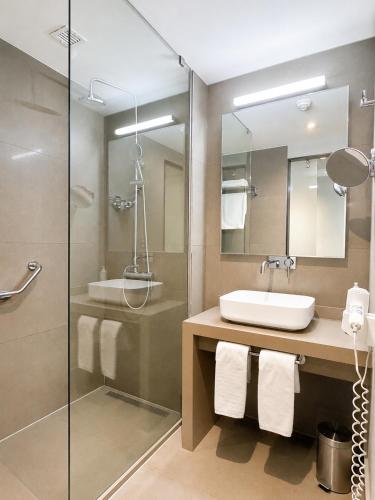 Habitación Doble Superior con sofá del hotel Novotel Viña Del Mar. Foto 1