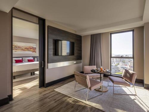 Suite Superior con cama extragrande del hotel Novotel Viña Del Mar