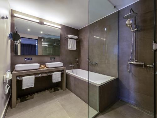 Suite Superior con cama extragrande del hotel Novotel Viña Del Mar. Foto 1