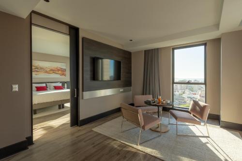 Suite Superior con cama extragrande del hotel Novotel Viña Del Mar. Foto 3