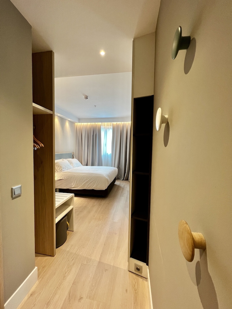 Habitación estándar, 1 cama de matrimonio, accesible para personas con discapacidad (Free Breakfast) del hotel Holiday Inn Express - Madrid - Airport, an IHG. Foto 3