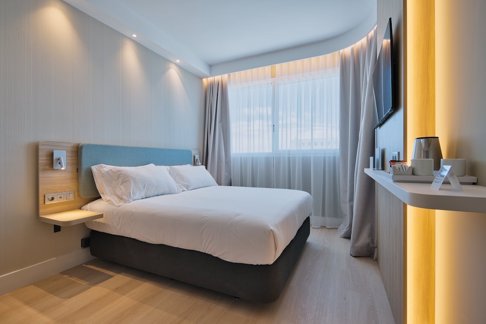 Habitación estándar, 1 cama de matrimonio, accesible para personas con discapacidad (Free Breakfast) del hotel Holiday Inn Express - Madrid - Airport, an IHG. Foto 5