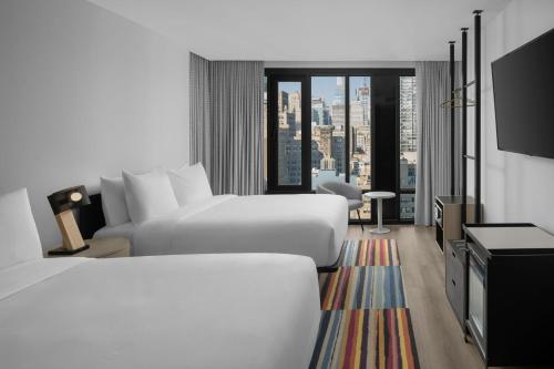 Habitación con bañera y 2 camas grandes - Adaptado para personas con movilidad reducida y discapacidad auditiva del hotel Aloft New York Chelsea
