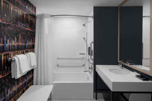 Habitación con bañera y 2 camas grandes - Adaptado para personas con movilidad reducida y discapacidad auditiva del hotel Aloft New York Chelsea. Foto 3