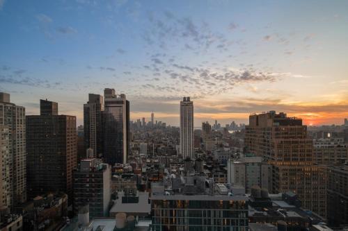 Habitación Urban con 1 cama extragrande, vistas a la ciudad y bañera adaptada - Adaptada para personas con discapacidad auditiva y movilidad reducida del hotel Aloft New York Chelsea. Foto 3