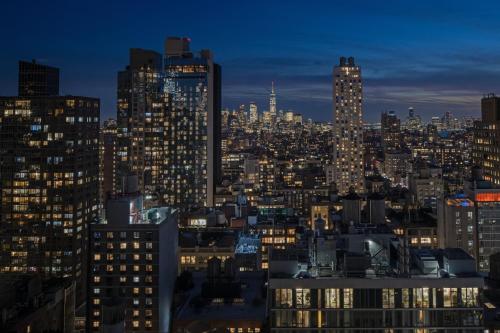 Habitación Urban con 1 cama extragrande, vistas a la ciudad y bañera adaptada - Adaptada para personas con discapacidad auditiva y movilidad reducida del hotel Aloft New York Chelsea. Foto 11