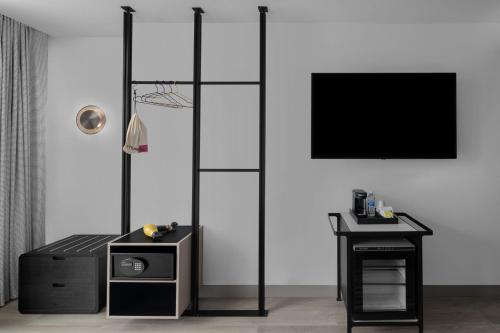 Habitación adaptada para personas con discapacidad auditiva y movilidad reducida con bañera - 1 cama extragrande del hotel Aloft New York Chelsea. Foto 1