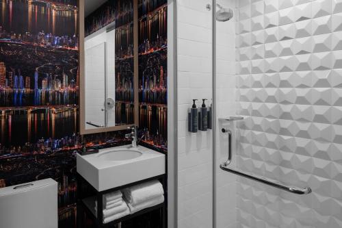 Habitación con 2 camas grandes del hotel Aloft New York Chelsea. Foto 11