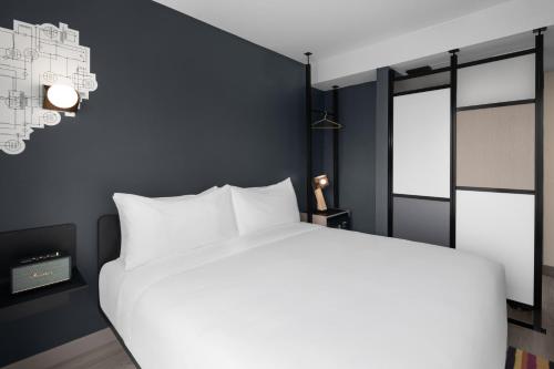 Habitación con cama extragrande. del hotel Aloft New York Chelsea. Foto 1