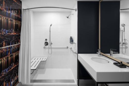 Habitación King con ducha tipo roll‑in - Accesible para movilidad y audición del hotel Aloft New York Chelsea. Foto 3