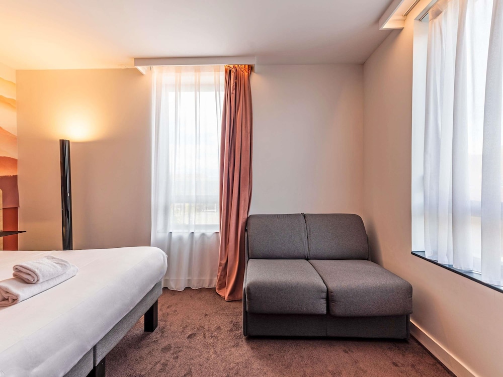 Habitación Superior - 1 cama Queen Size y 1 sofá de dos plazas del hotel Novotel Annemasse Centre - Porte De Genève. Foto 2