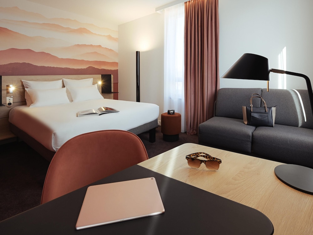 Habitación Superior - 1 cama Queen Size y 1 sofá de una plaza del hotel Novotel Annemasse Centre - Porte De Genève