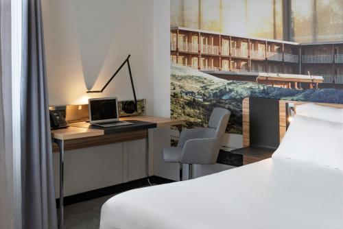 Habitación accesible con 1 cama extragrande del hotel Novotel Saint-Étienne Centre Gare Châteaucreux. Foto 4
