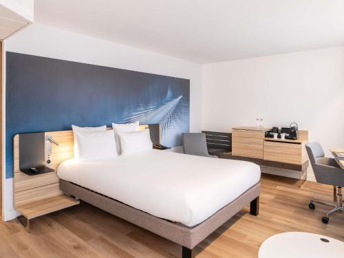 Habitación Doble Executive con balcón del hotel Novotel Deauville Plage. Foto 1