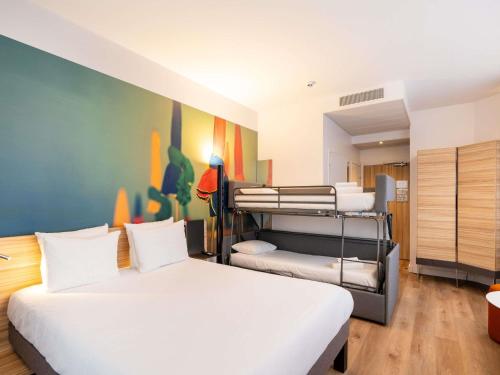 Habitación Doble Clásica con sofá cama del hotel Novotel Deauville Plage. Foto 3