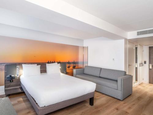 Habitación Doble Clásica con sofá cama del hotel Novotel Deauville Plage. Foto 4