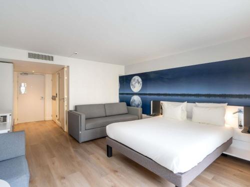 Habitación Doble Clásica con sofá cama del hotel Novotel Deauville Plage. Foto 5