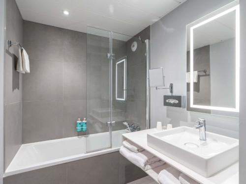 Habitación Doble Clásica con sofá cama del hotel Novotel Deauville Plage. Foto 6