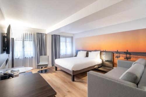 Habitación Doble Clásica con sofá cama del hotel Novotel Deauville Plage. Foto 9