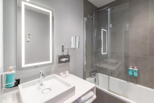 Habitación Doble Clásica con sofá cama del hotel Novotel Deauville Plage. Foto 10