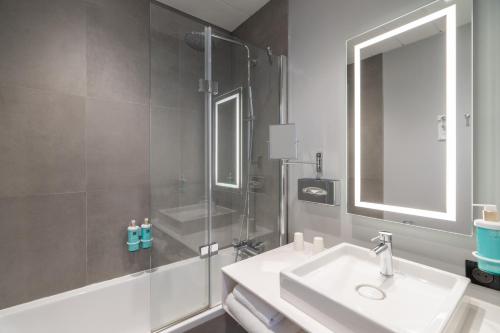 Habitación Doble Clásica con sofá cama del hotel Novotel Deauville Plage. Foto 11